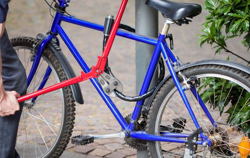 Un român din Italia i-a furat bicicleta electrică de 14.500 de euro și l-a bătut pe proprietarul unui magazin în centrul orașului