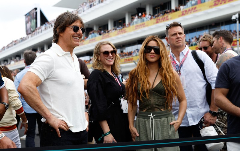 Shakira nu știe cum să mai scape de Tom Cruise. Artista îl roagă să o lase în pace: „Nu vrea să-l facă de râs”