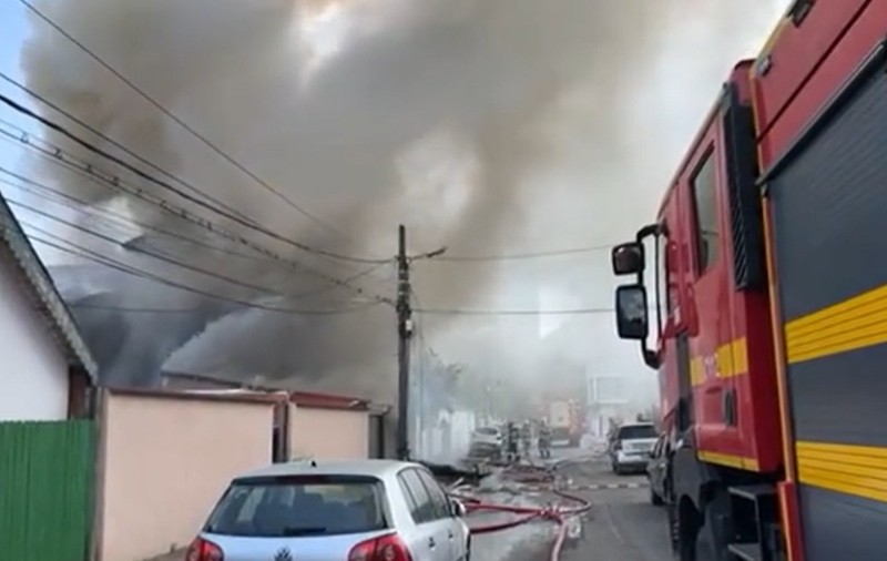 Incendiu violent în București, lângă Auchan Titan: Casă și garaj cuprinse de flăcări în sectorul 3 I VIDEO