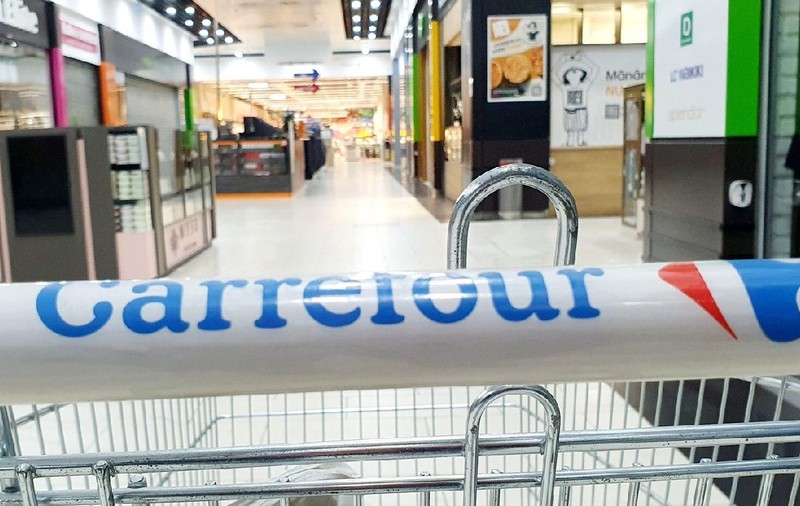Un bărbat încuiat noaptea într-un supermarket Carrefour a umplut patru valize cu iPhone-uri, detergent și carduri Pokemon, în Franța