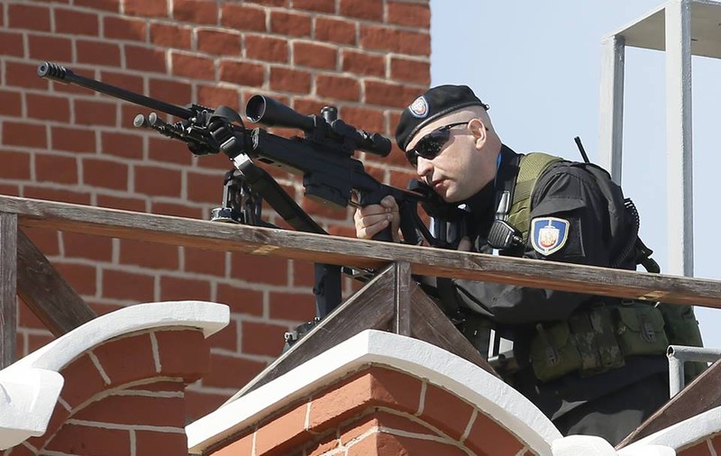 Cum arată arma cu lunetă care-l protejează pe Vladimir Putin. ORSIS T-500 e produsă în Rusia