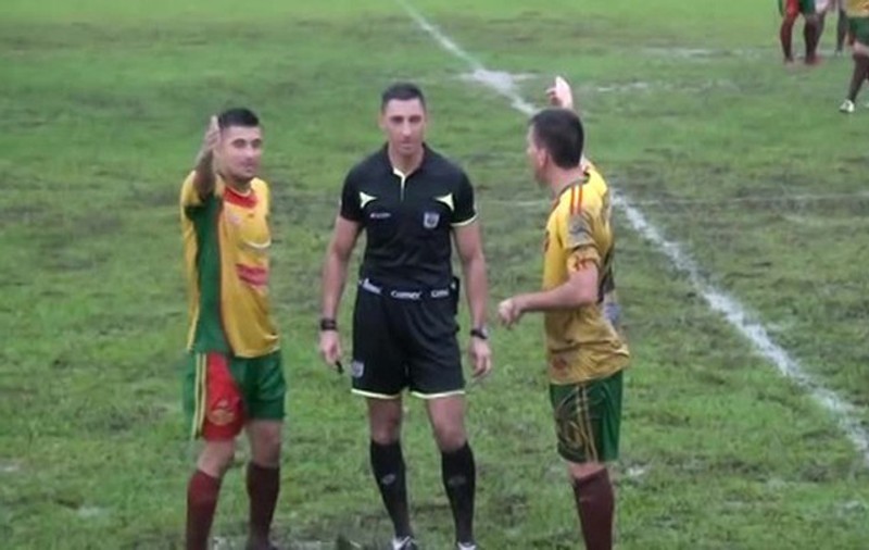 Un arbitru din Costa Rica a eliminat un comentator TV, care îl critica în direct