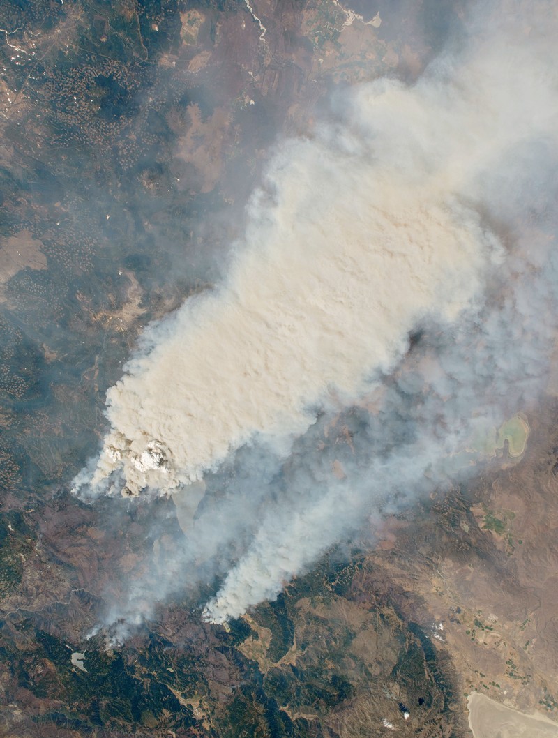 Imagine captată de pe Stația Spațială Internațională cu Dixie Fire, cel mai mare incendiu din California, SUA | Foto: earthobservatory.nasa.gov