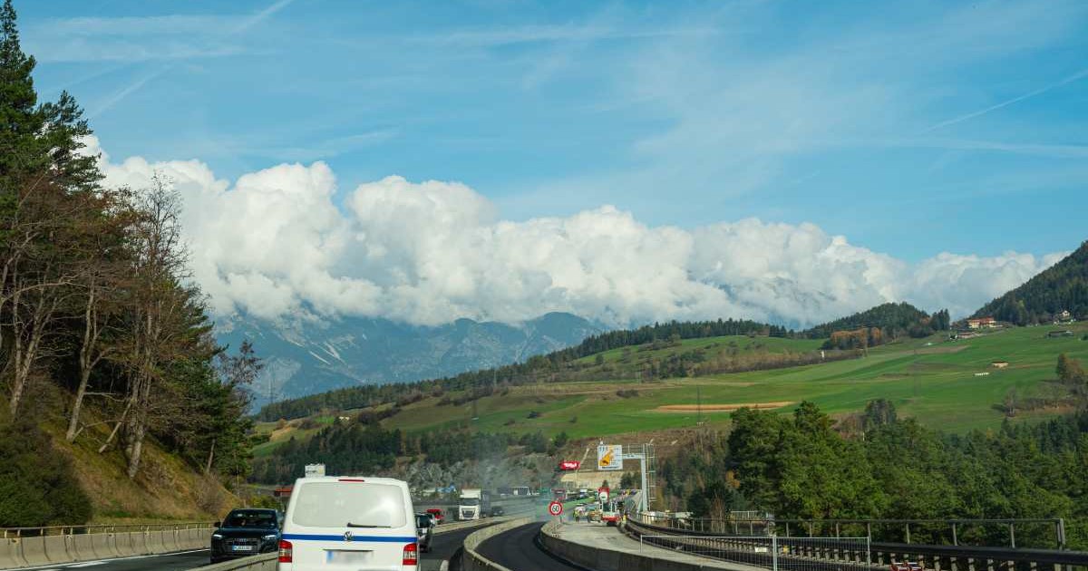 O mașina circulă pe un drum cu lucrări în Austria