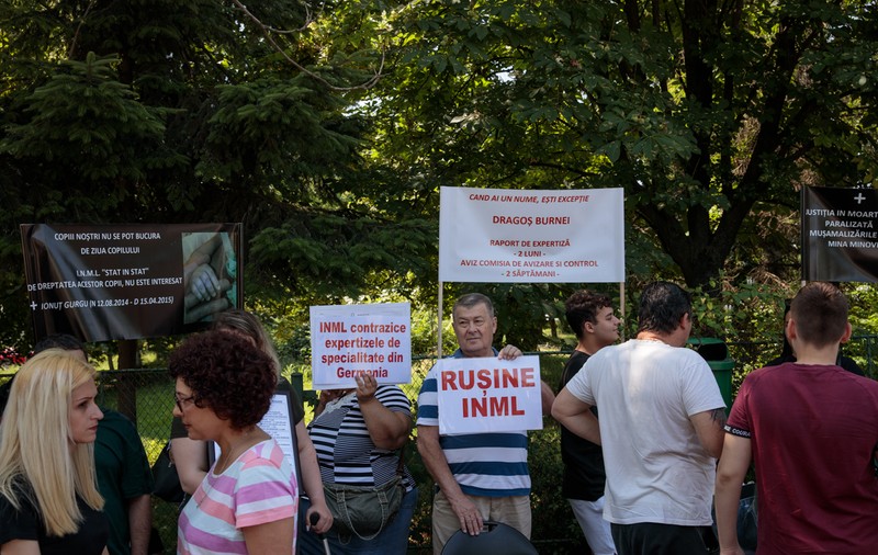Reacție după protestul din fața INML de Ziua Copilului: directorul a primit părinții și un avocat. „Ne-a promis un răspuns până pe 9 iunie”
