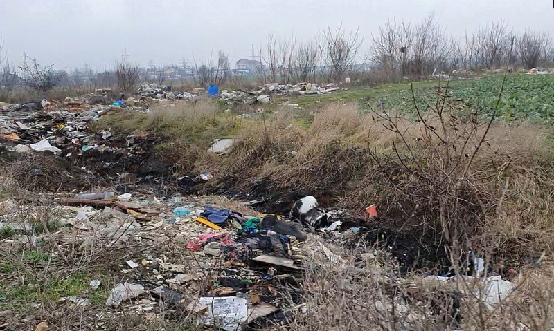 La prima curbă de după terminarea asfaltului, încep gunoaiele. Aici se vede cum au fost și arse (1)