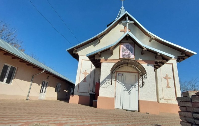 Dascăl înjunghiat în timpul slujbei, într-o biserică din Buzău. Agresorul a vrut să intre peste preot în altar, spun martorii