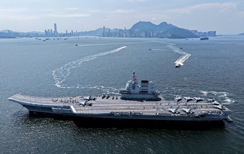 Portavionul Shandong, mândria Chinei, a ajuns în Hong Kong într-o demonstrație de forță militară