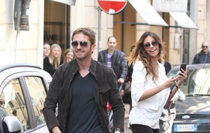 Mădălina Ghenea și Gerard Butler și-au BĂTUT JOC de paparazzi. IMAGINILE te vor AMUZA