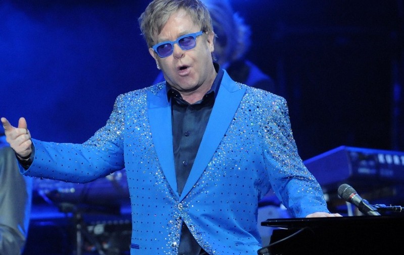 EXTRAVAGANŢĂ DE VEDETĂ! Elton John a închiriat la hotel o cameră DOAR pentru OCHELARII SĂI!