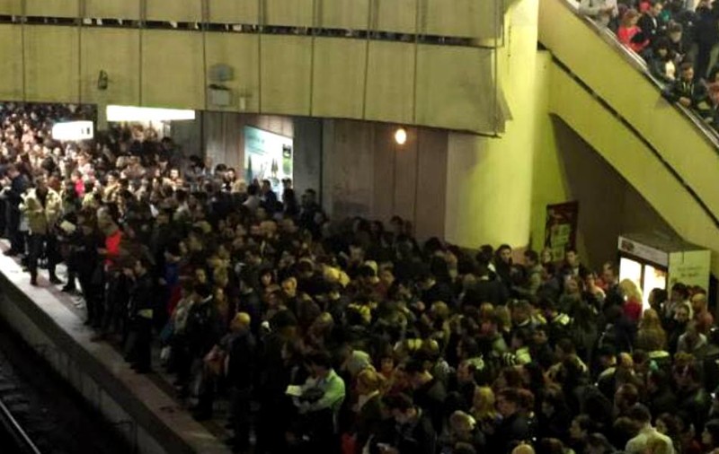 Circulație îngreunată la metrou, pe magistrala Berceni-Pipera. Motivul pentru care este aglomerație la Piața Victoriei