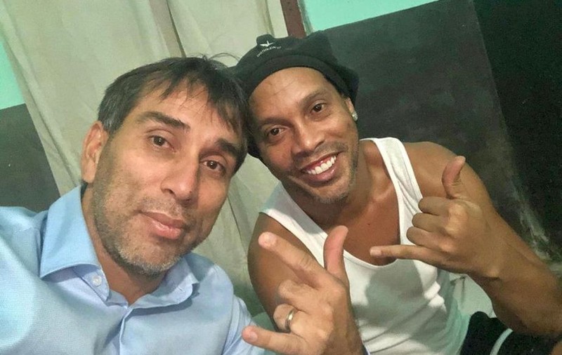 Ca la 40 de ani: Ronaldinho, reținut în continuare în închisoarea din Asuncion. De ziua lui, ”Dinho” a mâncat doradă la grătar