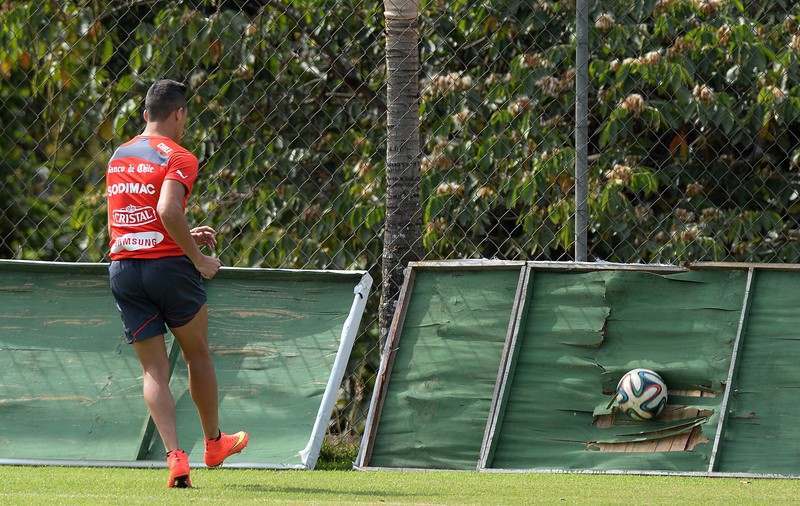 Alexis Sanchez e principalul pericol pentru poarta olandeză. Foto: EPA