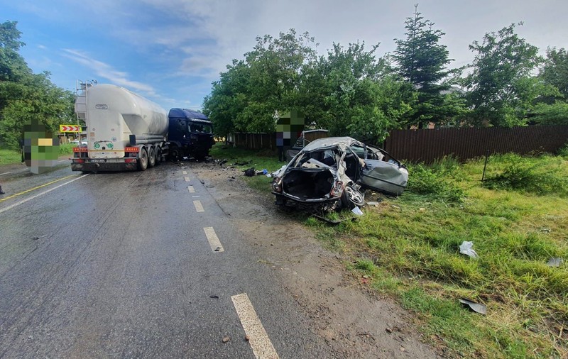 Accident grav pe DN 11, în Bacău. Doi morţi şi un rănit, după ce o mașină s-a ciocnit cu un TIR