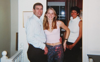 Prințul Andrew și Virginia Roberts Giuffre, în 2011, pe când tânăra era minoră