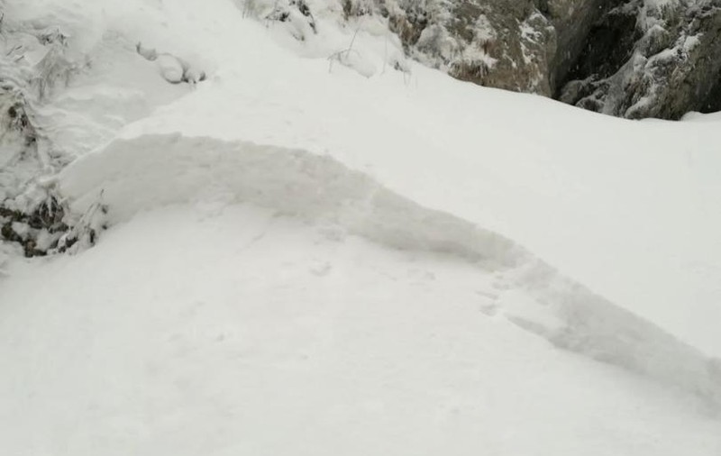 Opt localităţi din Maramureş, afectate de ninsori. Stratul gros de zăpadă a afectat mai mult clădiri