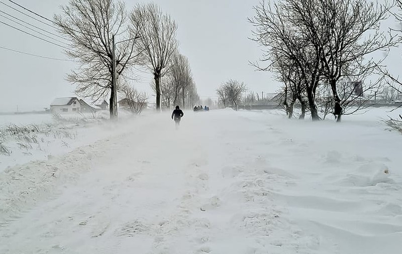 Școlile din Iași se închid din cauza viscolului. Elevii intră în vacanță cu o zi mai devreme