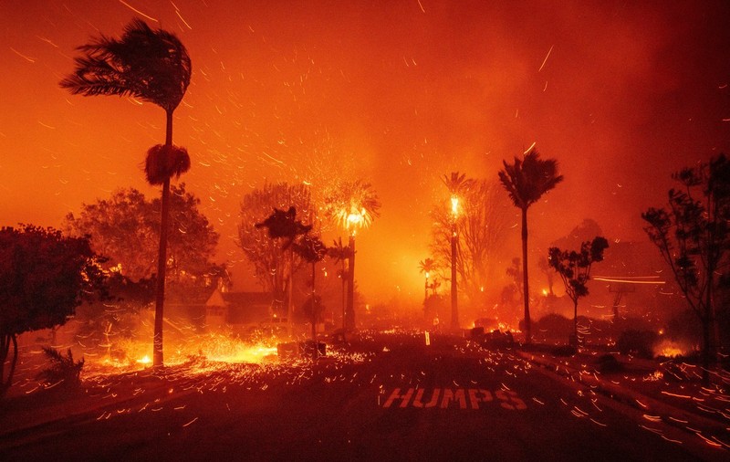 Stare de urgență la Los Angeles după un incendiu uriaș. 30.000 de persoane au fost evacuate, Air Force One, blocat la sol 