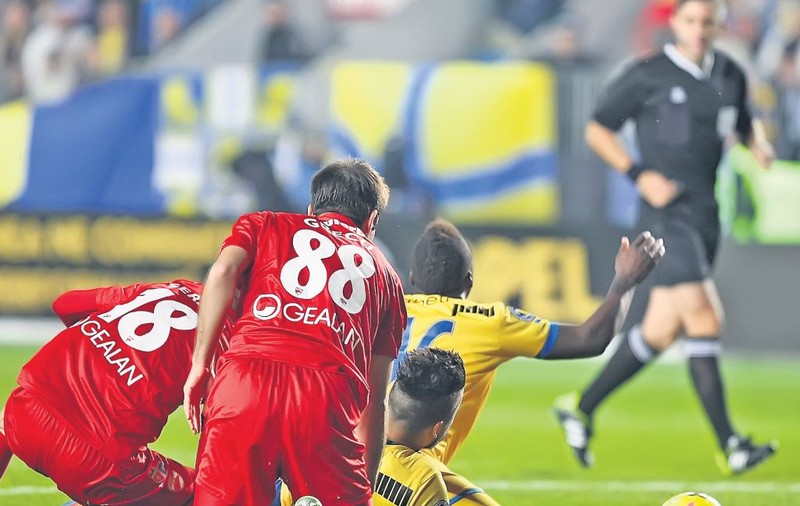 Hingheriţi! Dinamo a remizat, 2-2, la Ploieşti, cu Petrolul, într-o partidă în care arbitrul şi-a bătut joc de «câini»