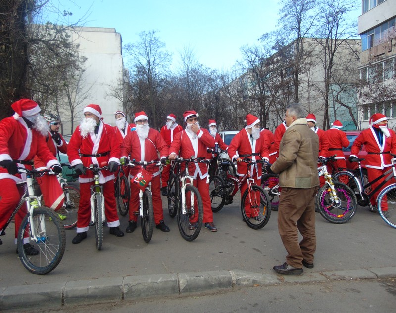 Moș Crăciun a dat sania pe bicicletă și a împărțit dulciuri celor mici. Pe unde se plimbă ciclo-moșii /GALERIE FOTO