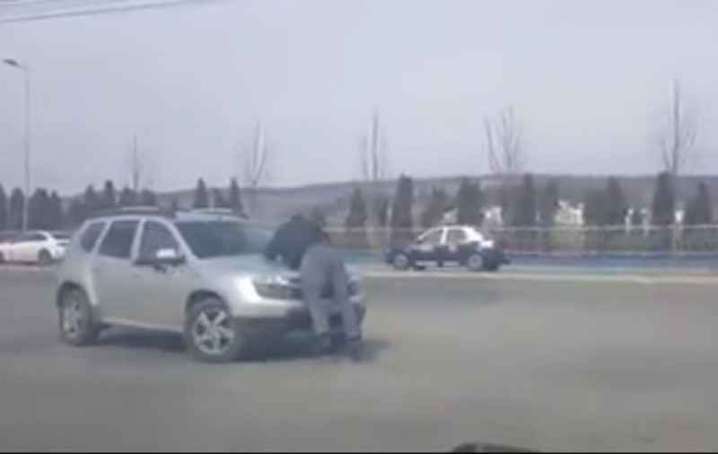 Bărbat plimbat pe capota unei mașini în Cluj. La un pas de moarte după un scandal în trafic / VIDEO