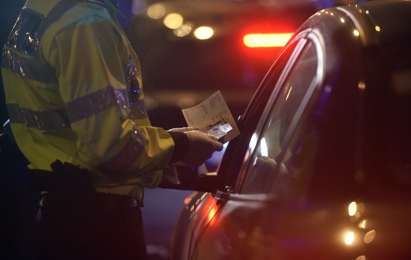 Prins băut la volan de Crăciun, un vasluian a ajuns în spatele gratiilor. Este acuzat că a încercat să mituiască polițistul și doctorul