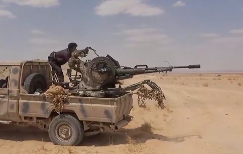 Rebel Houthi trage cu un tun antiaerian montat pe un camion Sursa foto: Profimedia