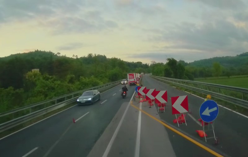 Un șofer român de TIR a filmat momentul în care un motociclist îi taie calea, în Italia: „Și dacă îl prindeam?”