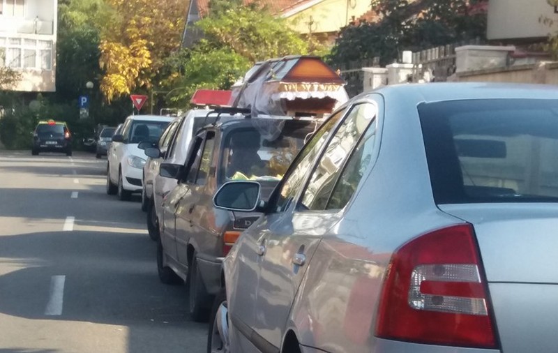 Un bărbat a transportat cadavrul fratelui cu mașina prin Satu Mare. Sicriul putea să cadă în orice moment