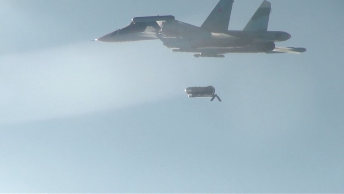 Avion Su-34 surprins în timp ce lansează o bombă FAB 3000 deasupra Ucrainei Foto: Hepta