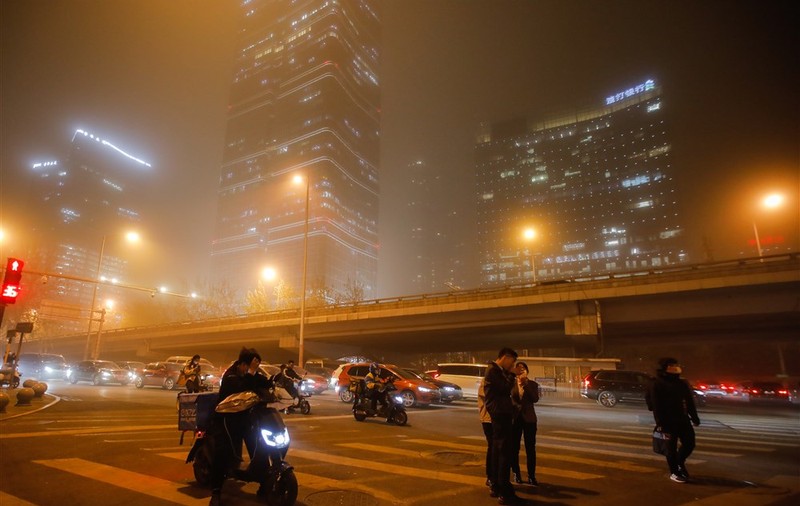 Furtună puternică de nisip peste Beijing și nord-estul Chinei. Oamenii, ținuți în case din cauza poluării