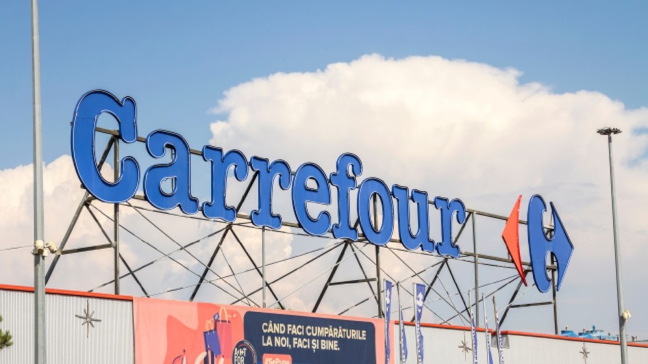 București, România – 13 iunie 2021: Logo-ul lanțului francez de magazine Carrefour, în București.