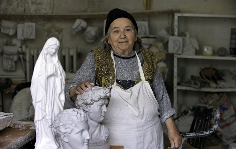De la statuia lui George Enescu, la ornamentele din Casa Poporului. Povestea femeii care face de 60 de ani artă în ipsos