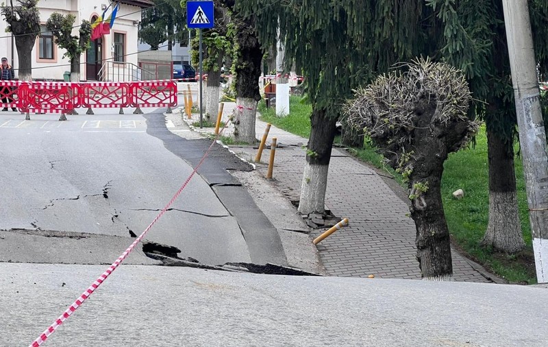 Anchete după surparea străzii din Slănic: cauza e încă necunoscută, însă „tasarea stagnează”, anunță autoritățile