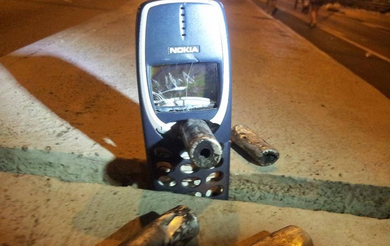 Nu e o glumă! Un telefon ”antic” a oprit glonțul și i-a salvat viața unui bărbat