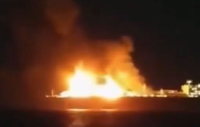 Un petrolier rusesc arde în Marea Mediterană, lovit de drone, iar echipajul este dispărut