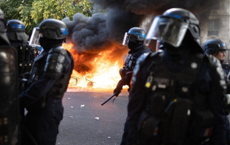 Polițiști în timpul protestului elevilor în Franța
