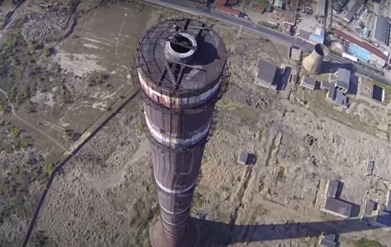 VIDEO | Supărat că echipa sa a pierdut, un suporter s-a urcat pe un turn de 351 de metri din Baia Mare pentru a cere demisia antrenorului
