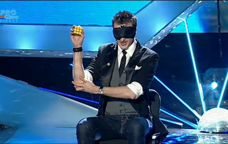 Număr senzaţional al "Magicianului", la "Românii au talent"! A rezolvat o faţă a cubului Rubik, cu ochii acoperiţi