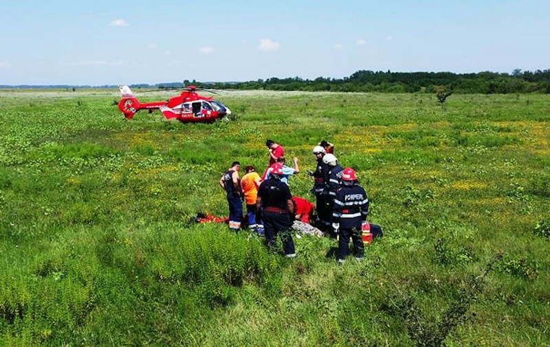 UPDATE: Un utilaj a deraiat între localitățile Titu și Boteni din Dâmbovița. Două persoane au fost rănite. Elicopterul SMURD, trimis la fața locului