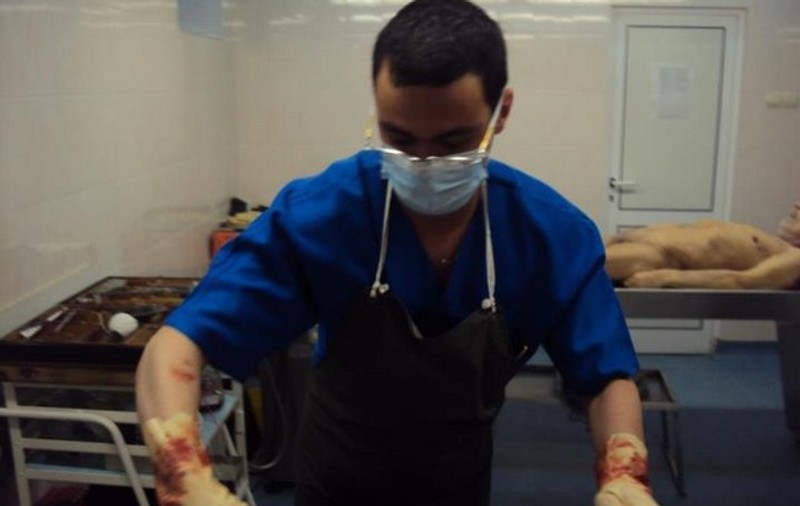 ATENŢIE, IMAGINI ŞOCANTE! Un medic se laudă pe net cu poze de la autopsie