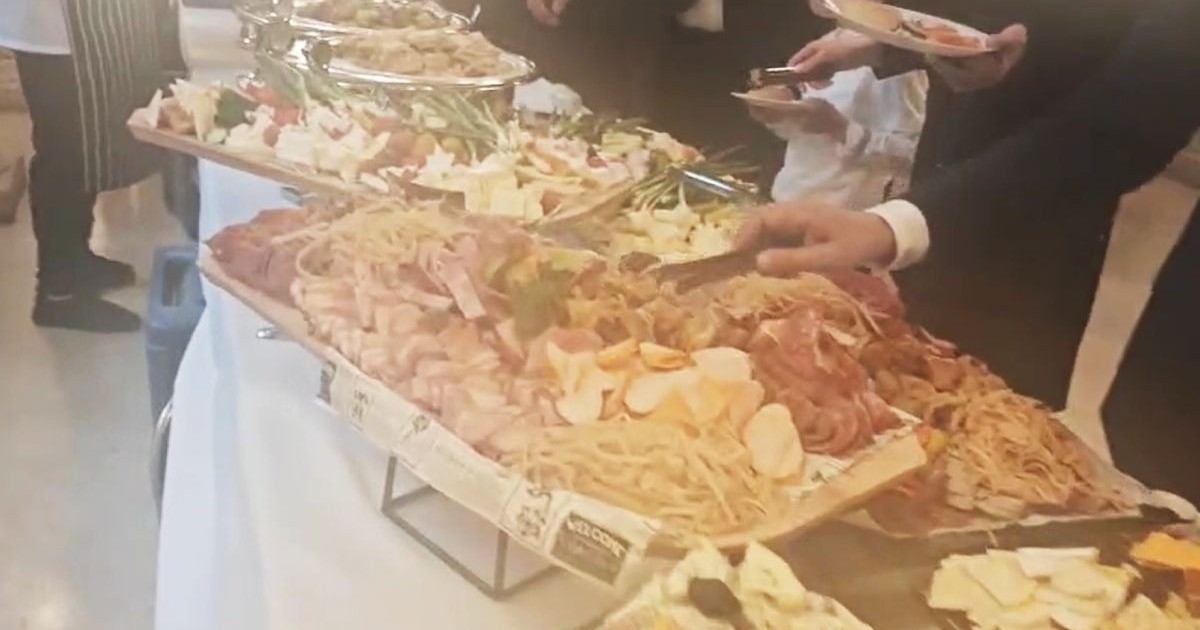 mese pline la Cotroceni, la recepția din Sala Unirii