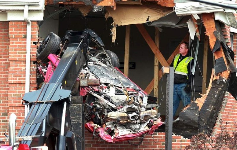 Un Porsche Boxter a fost catapultat de pe șosea direct la etajul unei vile. Doi oameni și-au pierdut viața