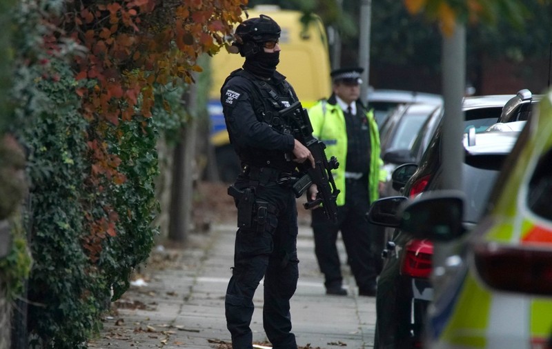 O mașină a explodat în faţa unui spital din Liverpool, iar o persoană a murit. Poliția a arestat trei bărbați