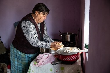 Mama Elenei se ocupă de prânz în cealaltă aripă a gospodăriei comune