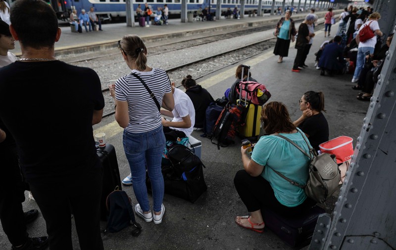 Haos pe calea ferată, după greva din CFR. Trenurile nu au circulat timp de două ore și au și sute de minute întârziere în Gara de Nord