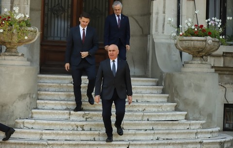 Ilie Bolojan alături de Mircea Abrudean și Gabriel Andronache, la sediul PNL din Modrogan. Foto: Dumitru Angelescu / Libertatea