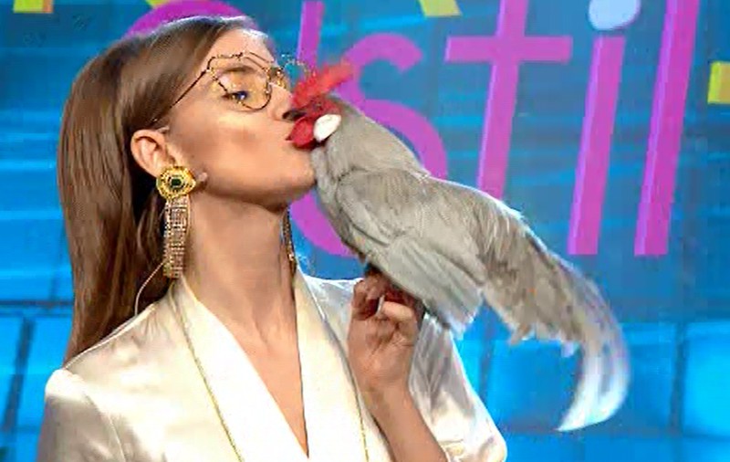Iulia Albu a renunțat la găină...dar are penele. Cum și-a făcut apariția la un eveniment