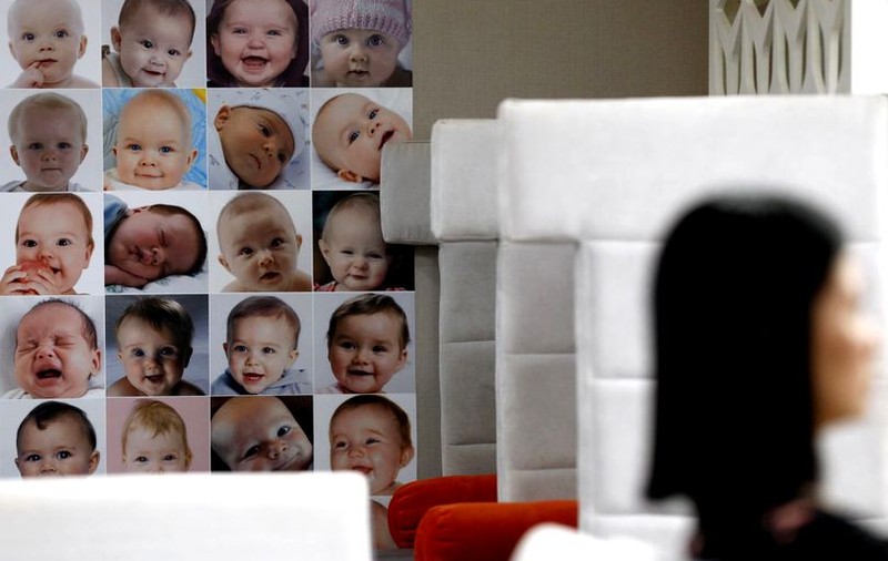 Un medic olandez, tatăl a 49 de copii! A inseminat cu propriul material biologic zeci de femei!