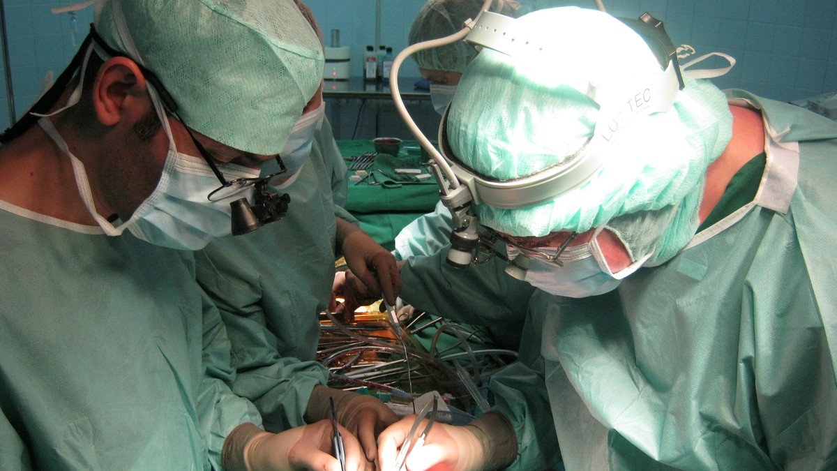 O operație complicată de transplant de inimă care a durat mai bine de nouă ore a fost realizată la Târgu Mureș